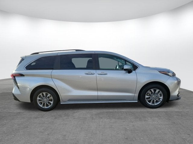 2022 Toyota Sienna LE