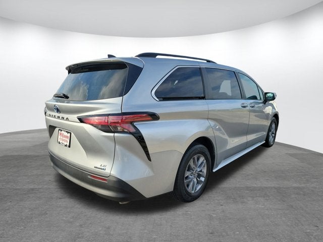 2022 Toyota Sienna LE