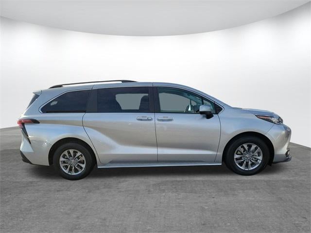 2022 Toyota Sienna LE