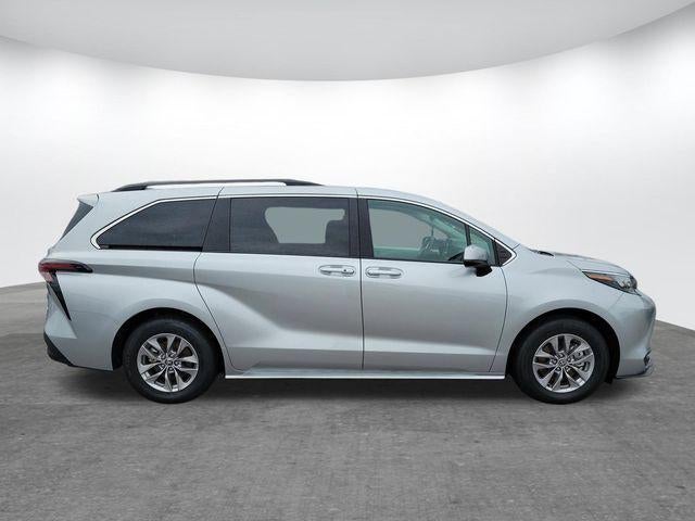 2025 Toyota Sienna LE